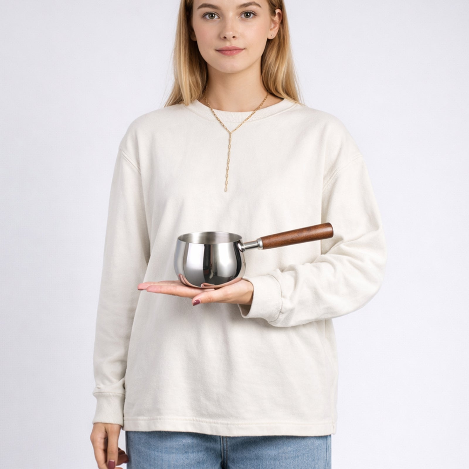 IMEEA Small milk pot placed on the palm, showcasing its compact size and design