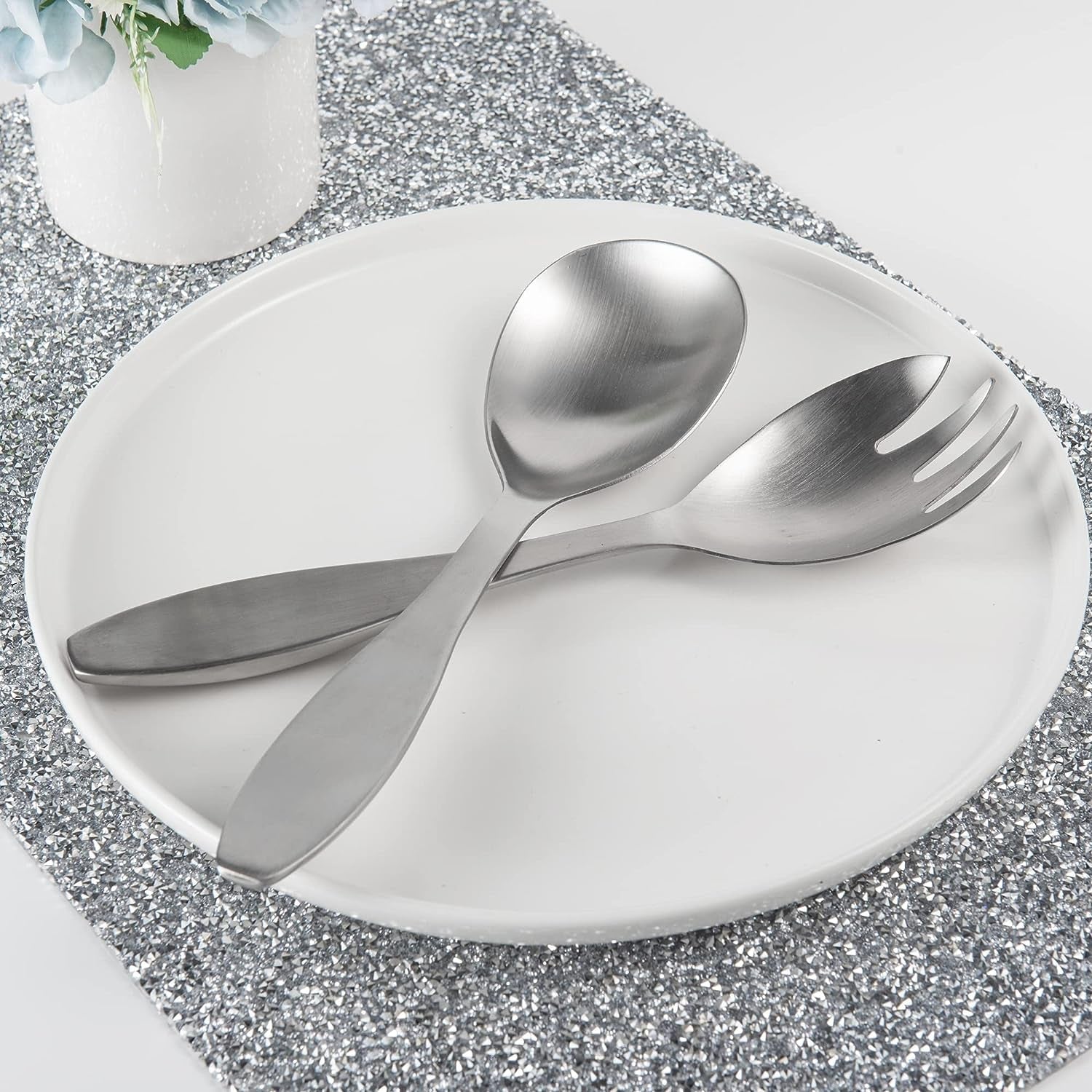 Smooth ergonomic handle SUS304 stainless steel salad servers set close-up
