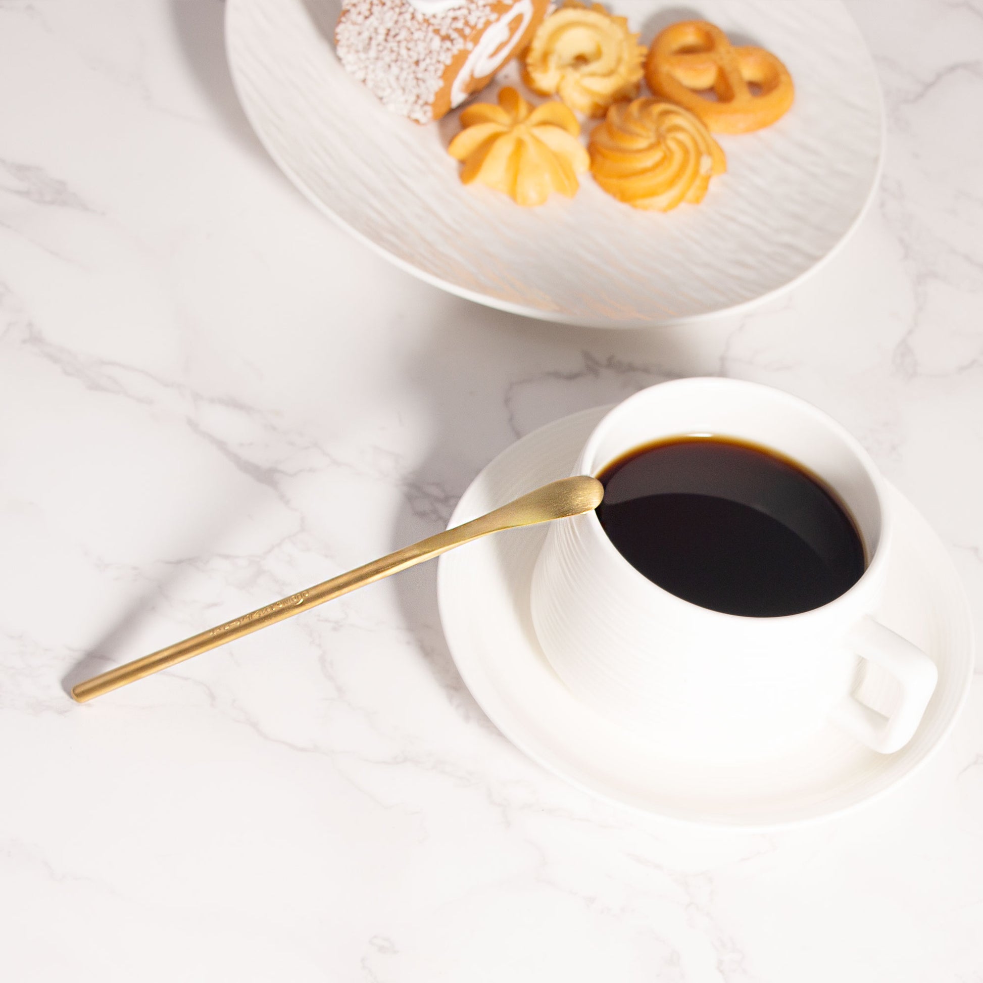 Gold SUS304 Stainless Steel Coffee Stir Spoons placed in a dessert and coffee setting on a table